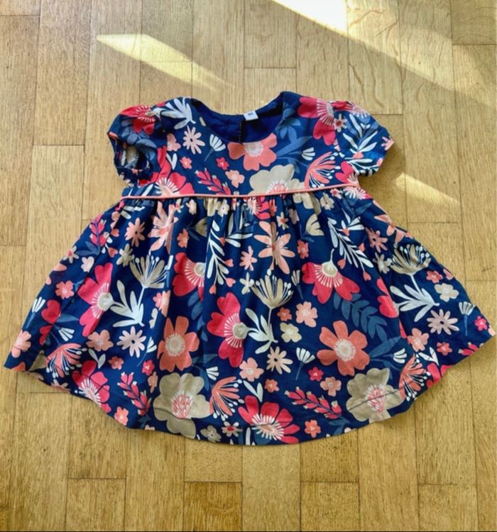 Robe fleurie taille 3 mois - très bon état - photo numéro 2