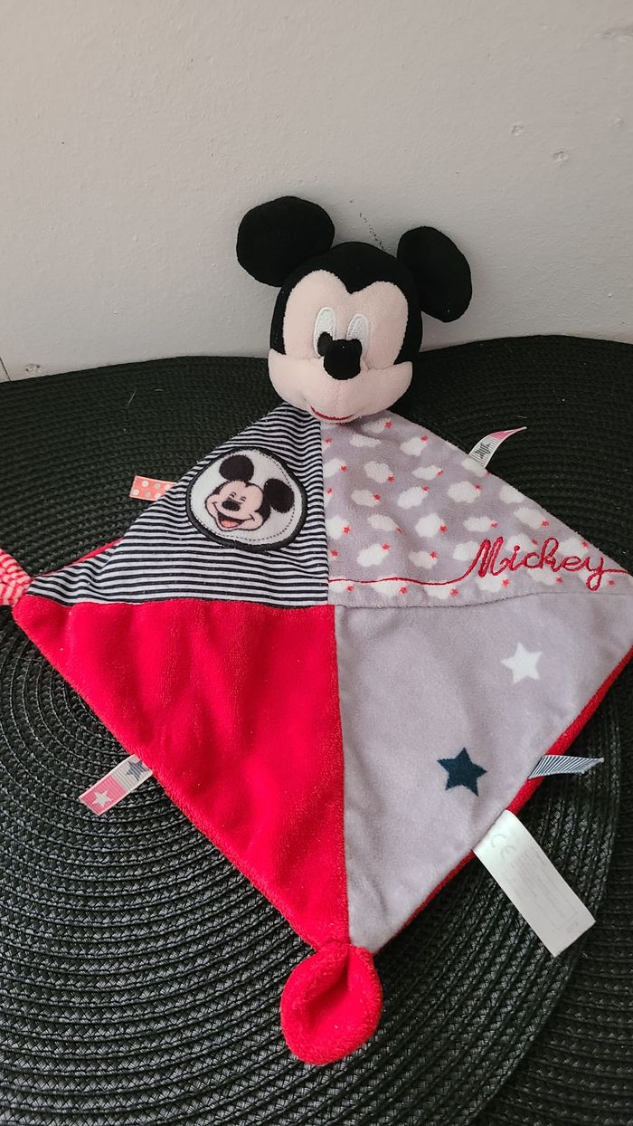 Mickey DISNEY NICOTOY doudou carré plat rouge gris et noir nuages
