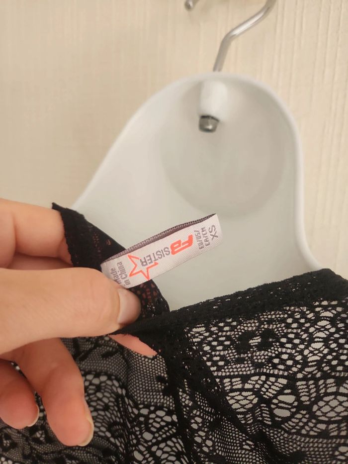 Crop top / t-shirt court noir avec dentelle XS / S - photo numéro 8