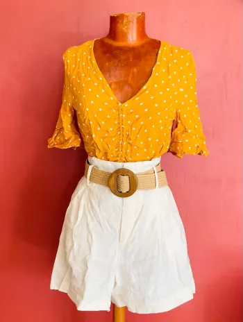 Jolie petite blouse jaune à pois blancs avec lien devant