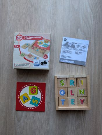 Boîte avec lettres en bois