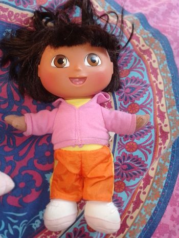 Peluche Dora l'exploratrice  parlante