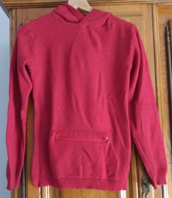 Pull rouge à capuche