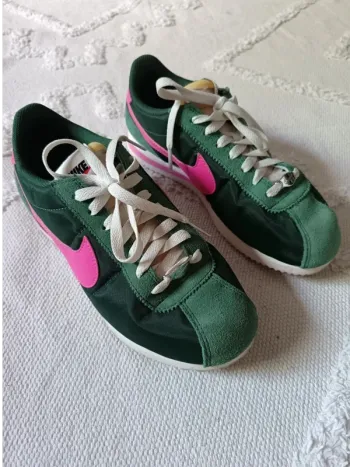 Baskets Cortez Nike vert et rose
