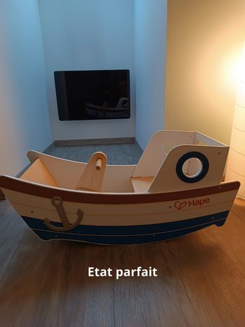Bateau à bascule en bois