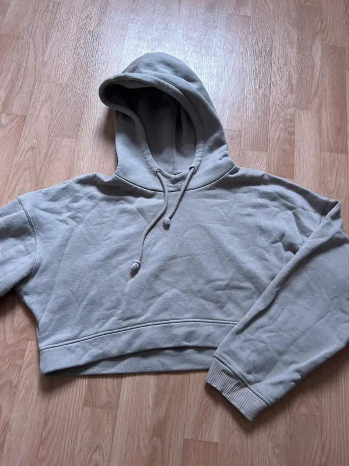 Pull court à capuche