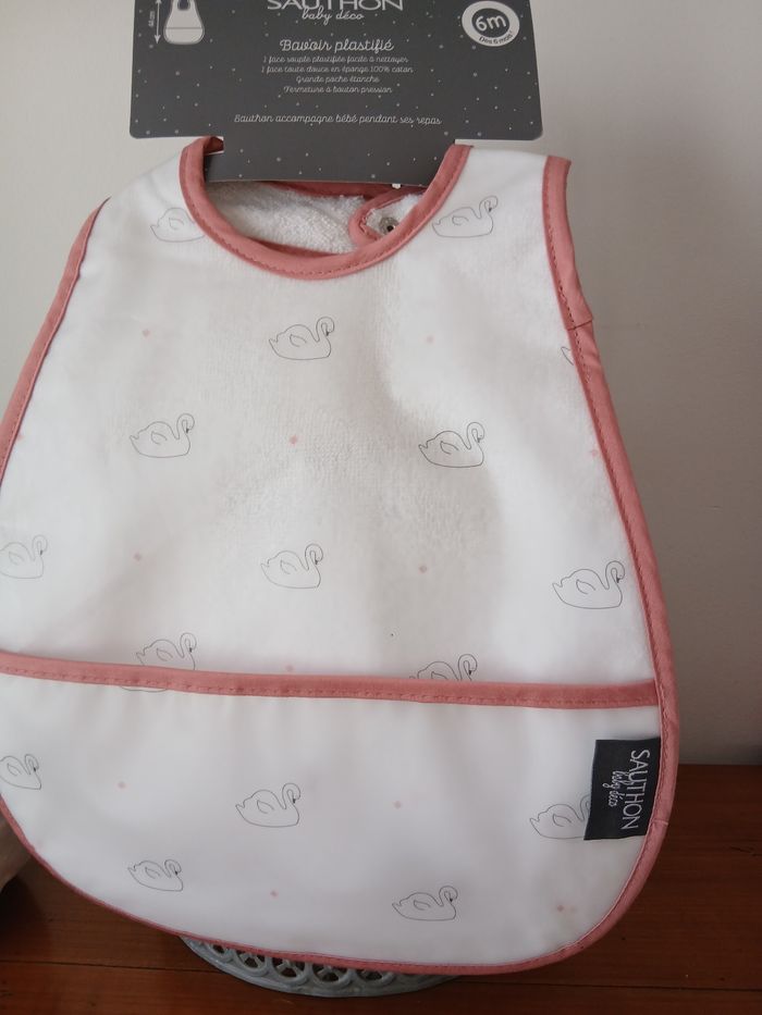 Neuf/Sauthon baby: Bavoir plastifié avec poche +Panière tissu - photo numéro 2