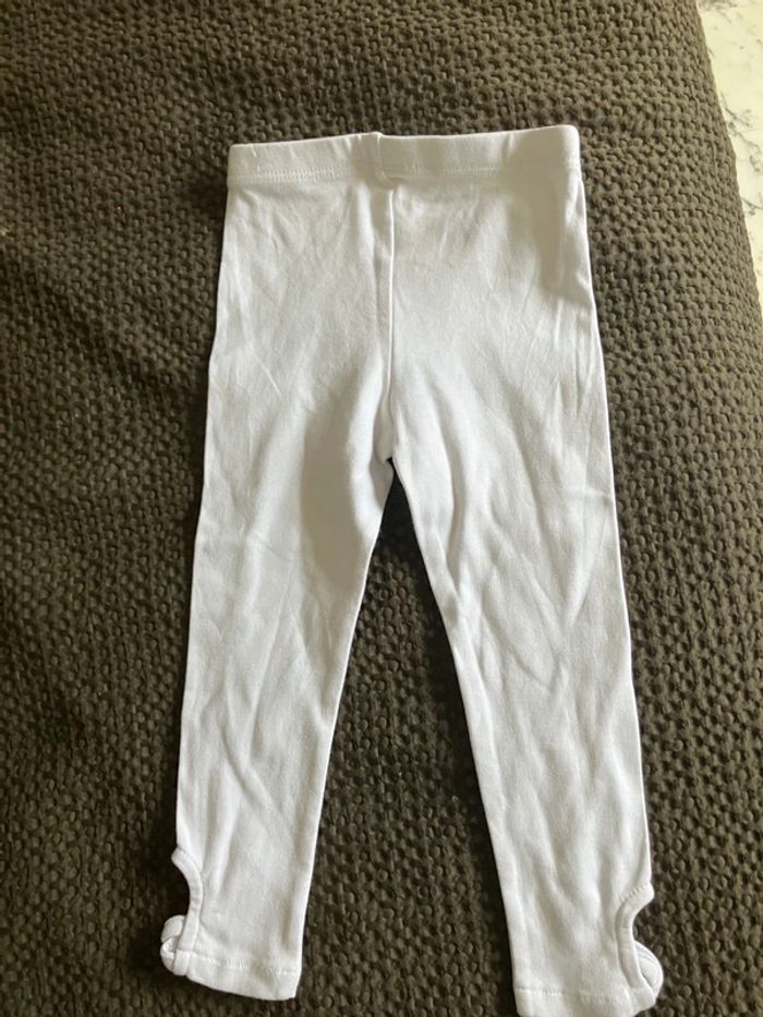 Legging blanc avec jolie effet en bas des jambes