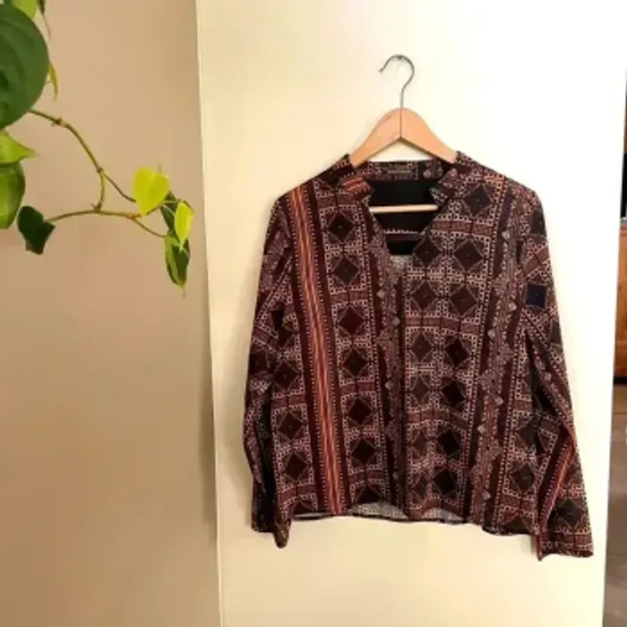 Blouse fluide imprimé ethnique noir et camel Chattawak – taille M, col tunisien V041