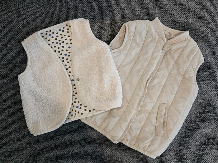 Lot doudoune et veste beiges sans manches 18 mois