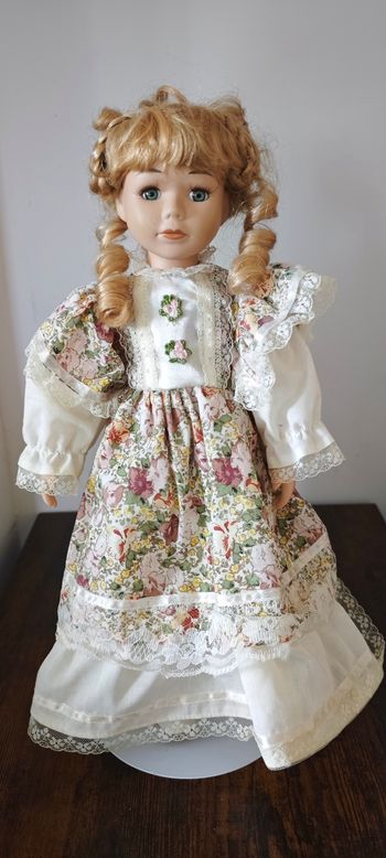 Poupée porcelaine
