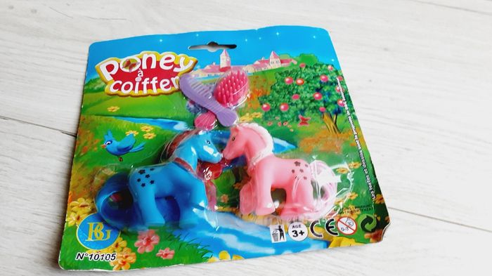 Jeu jouet enfant lot de 2 paquets de 2 petits poneys rose et bleu avec peigne et brosse Neufs sous blister - photo numéro 2
