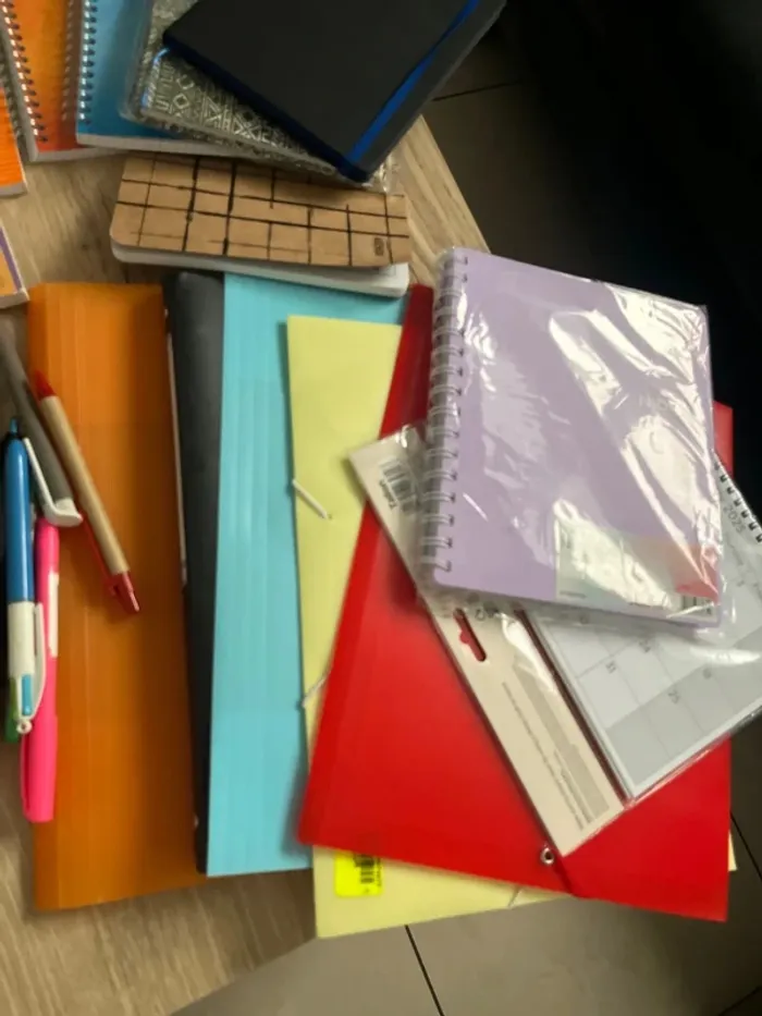 Énorme lot de fournitures scolaires neuves ou en très bon état - photo numéro 2