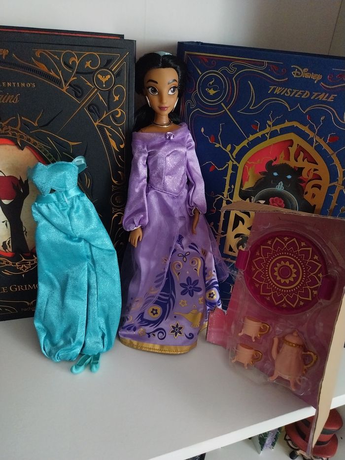 Poupée Jasmine en robes violette et verte + service à thé- Coffret de poupées Aladdin Disney