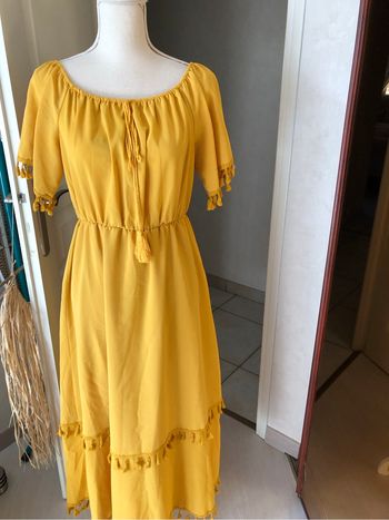 Jolie robe jaune pompon