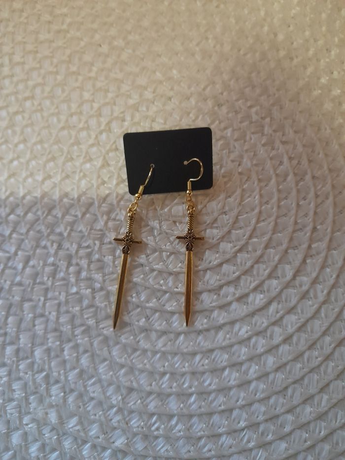 Paire de boucle d oreille artisanal epée