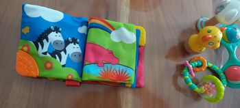 Petit livre en tissus colorés 1er âge