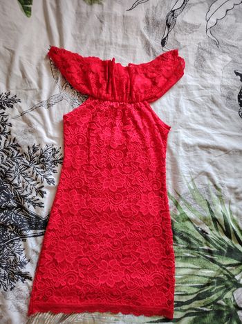 Petite robe rouge en dentelle 