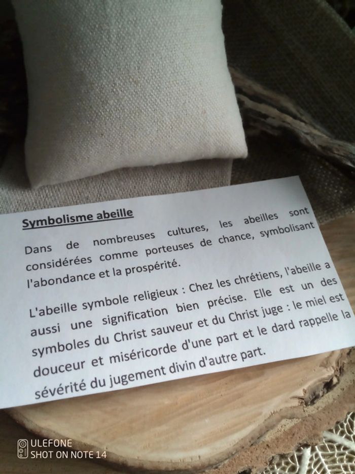 Broche pin's abeille et pierre de lune - photo numéro 3