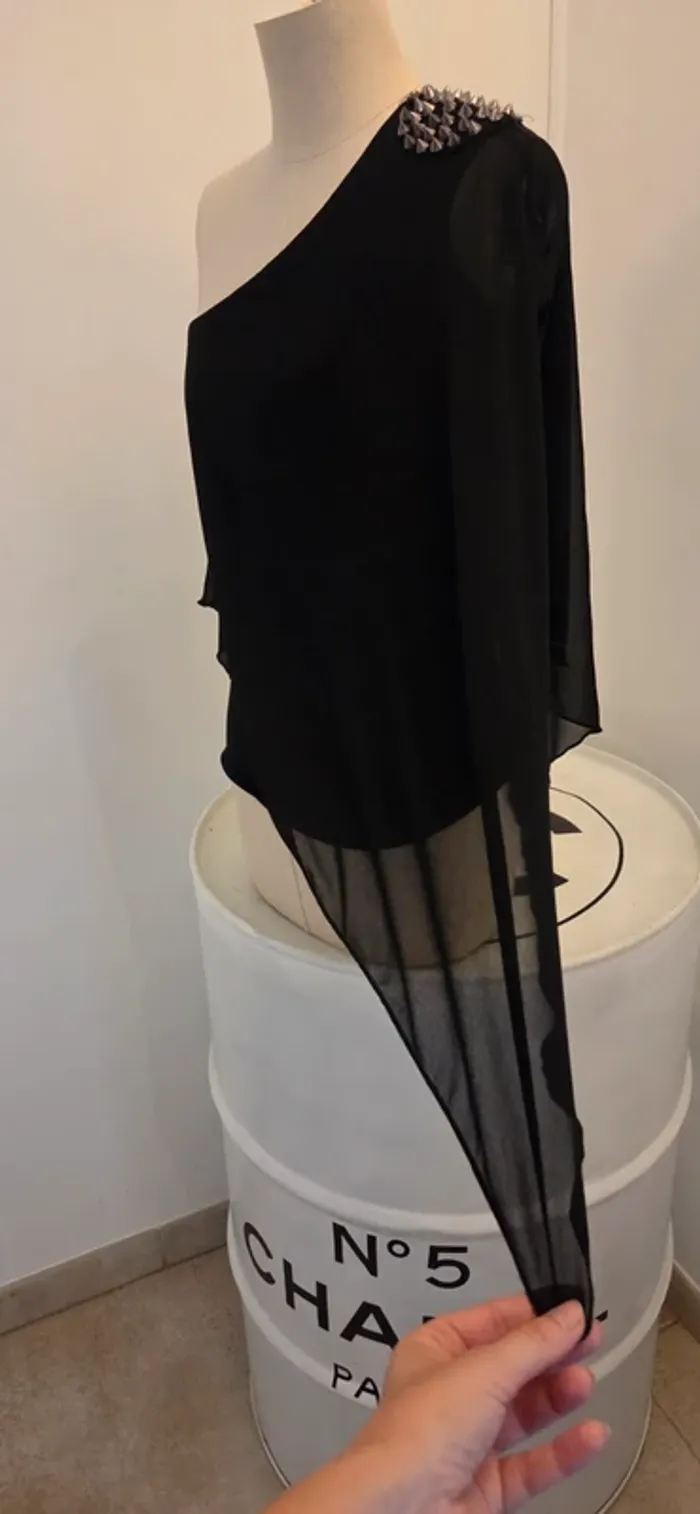 Haut asymétrique noir ZARA Trafaluc – épaule cloutée – Taille M - photo numéro 10