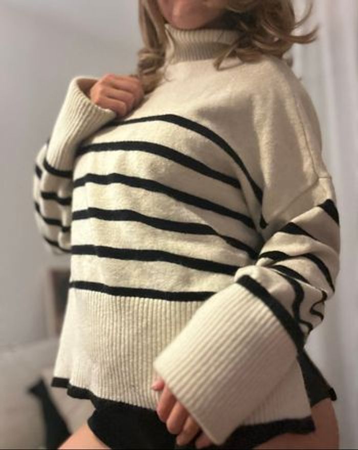 Pull col roulé rayé blanc cassé et noir Bershka