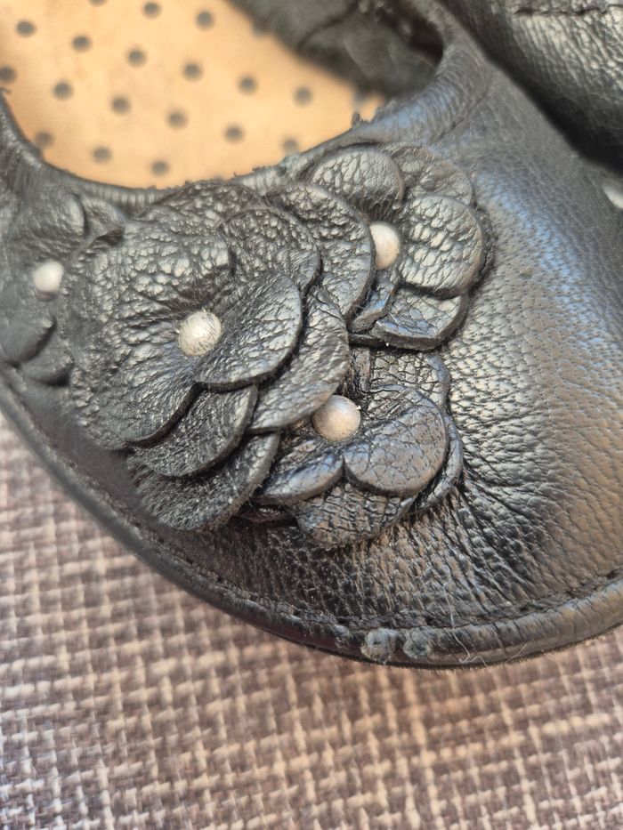 Ballerines en cuir noir TBS - Détails Fleurs - Pointure 36 - photo numéro 2
