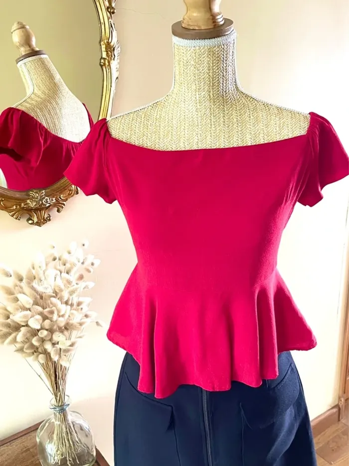 Top Rouge à Basque - Féminin & Élégant - Épaule Découverte à Volant - photo numéro 3