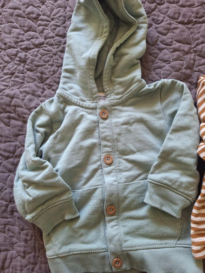 Lot manteau et tee shirt manches longues bébé garçon 12 Mois (TAO) + 1 pantalon gratuit - photo numéro 2