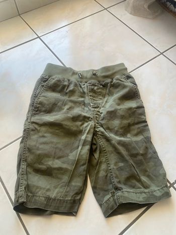 Short, gap, garçon, taille M équivalent a du neuf ans
