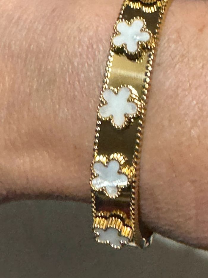 Jonc ovale qui s’ouvre acier inoxydable or trèfle blanc - photo numéro 2