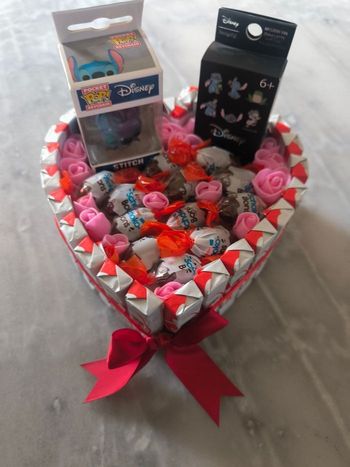 Une box stitch remplie de chocolat Kinder 