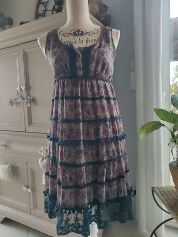 Robe à bretelles imprimé fleuri dentelle noire et pompon taille 38