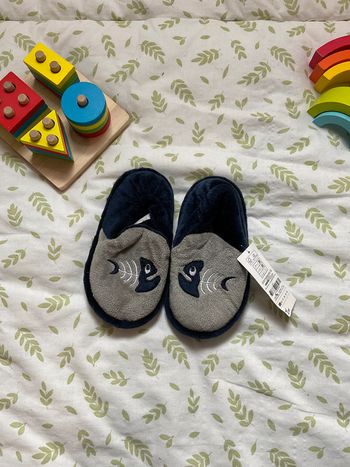 chaussons gris et marine taille 25 tex