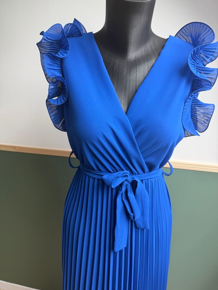 Robe longue plissée bleu rois / décolleté en V croisé Victoria - photo numéro 2