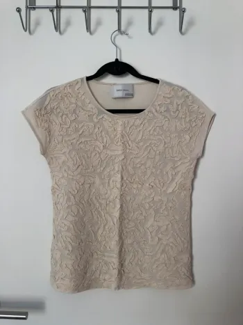 T-shirt beige à froufrou sur le devant Zara taille petit M