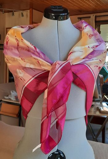 Foulard rose imprimé géométrique