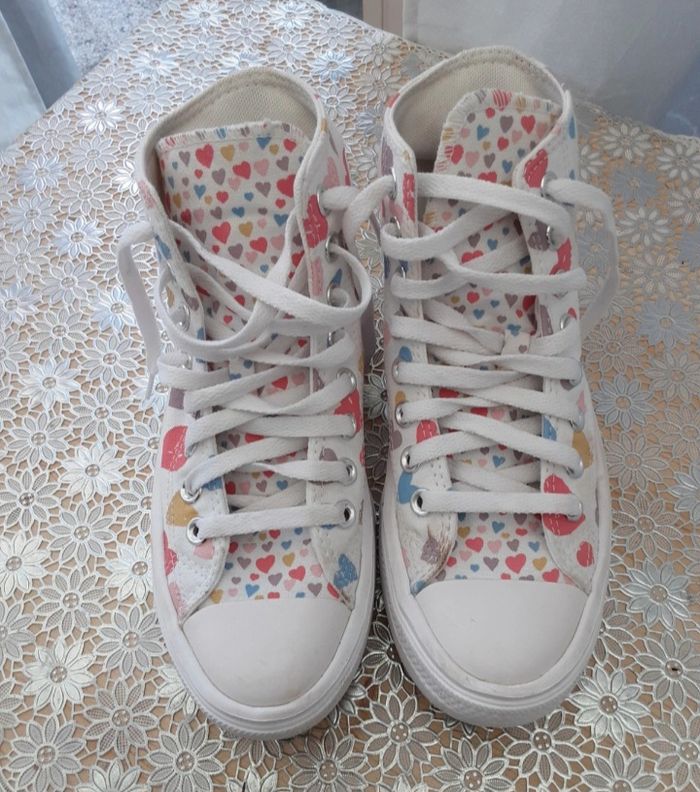 Baskets Converse All Star Chuck Taylor coloris blanc imprimées cœurs taille 36 en très bon état - photo numéro 3