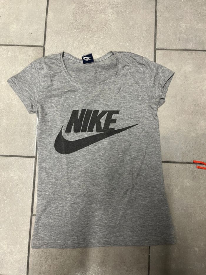 Lot t shirt et débardeurs et corsaire - photo numéro 4