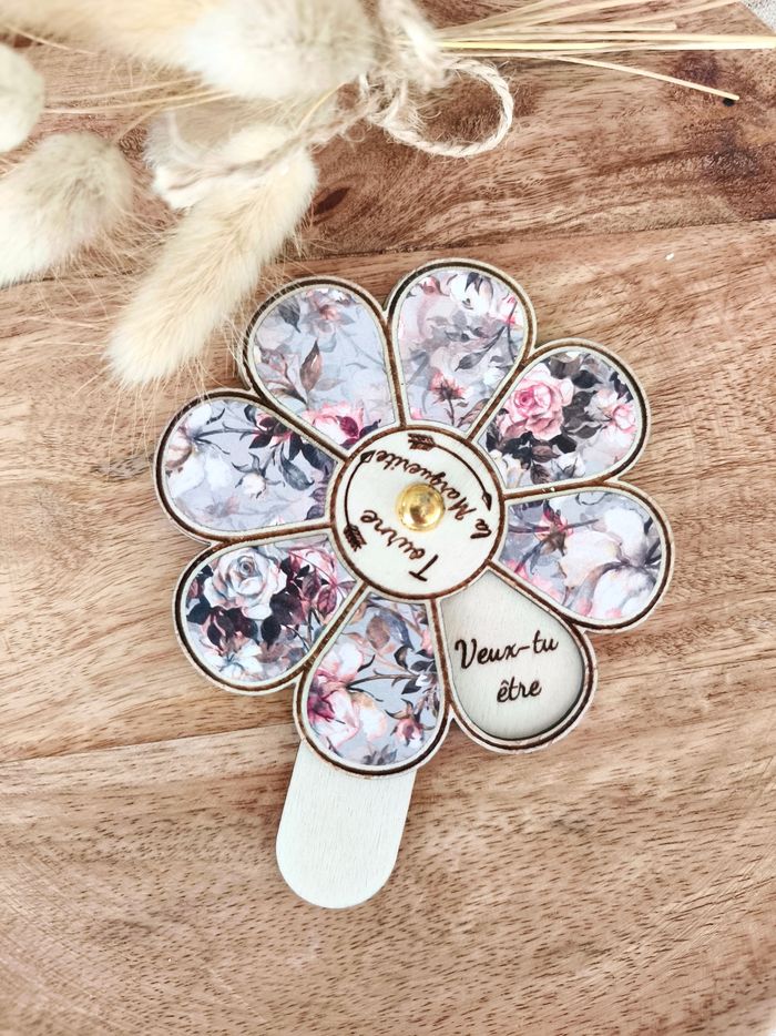 Jolie pâquerette tournante fleurie en bois "Veux-tu être ma Marraine ?" - photo numéro 3