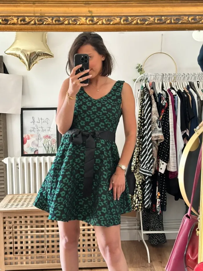 Robe noire et verte à fleurs taille 36 - photo numéro 2