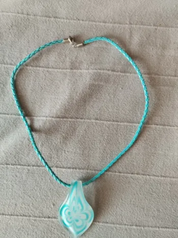 Collier bleu
