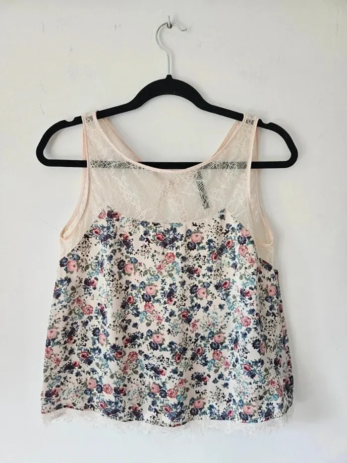 Top fleuri romantique à dentelle – effet satiné, parfait été 🌸