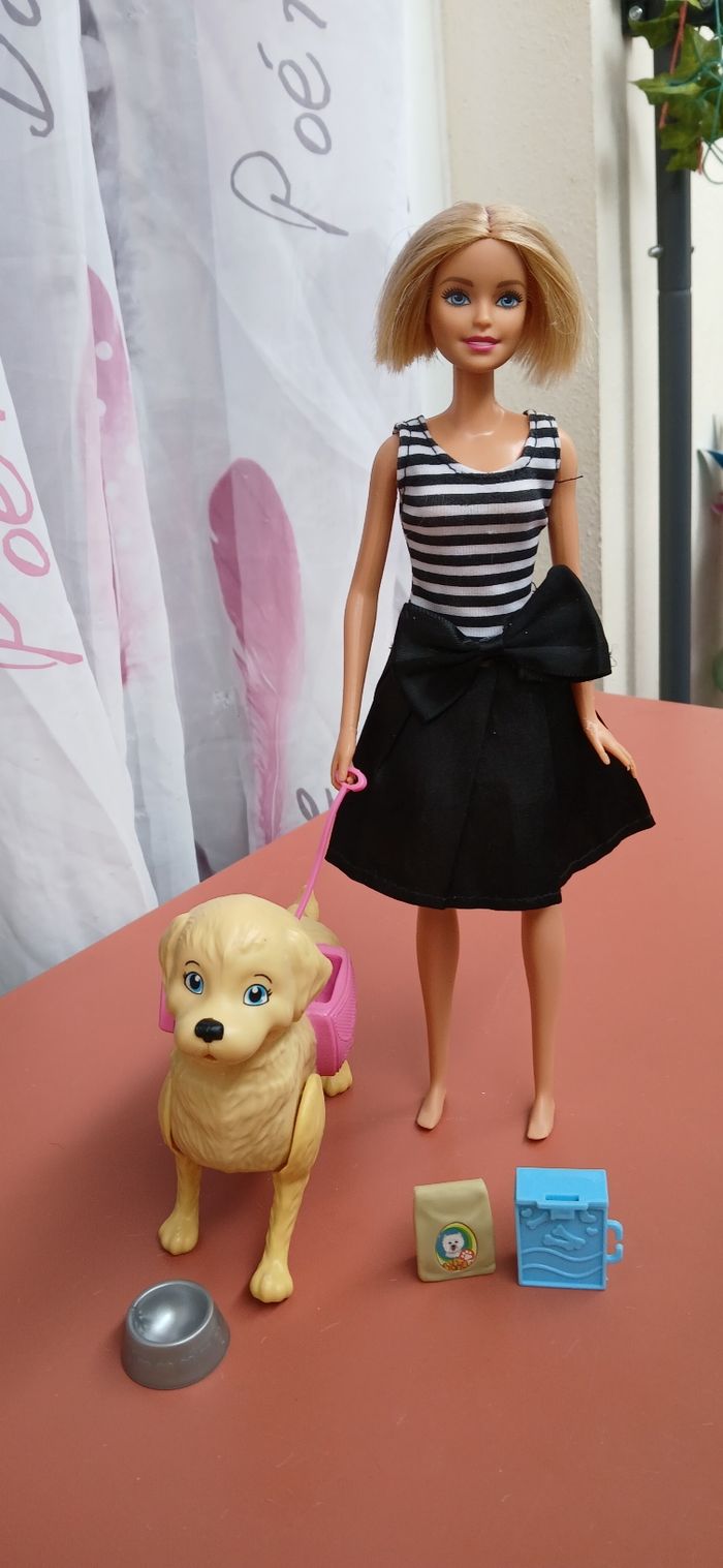 Barbie et son chien qui marche