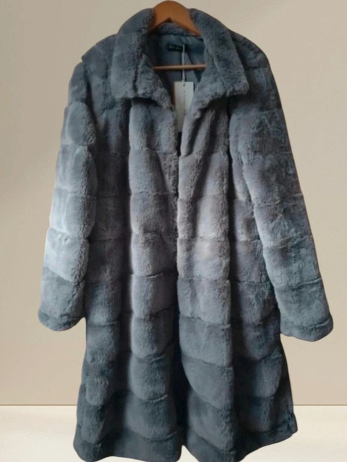 Manteau fausse fourrure.