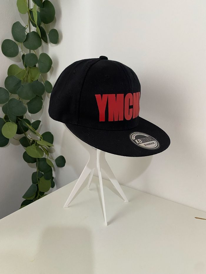 Casquette SnapBack YMCMB noire et rouge - photo numéro 8