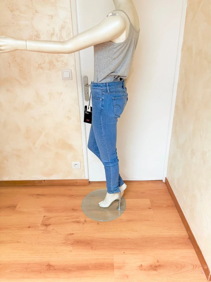 Jean Levi’s 711 Skinny – Taille 28/32 – Bleu clair – Neuf avec étiquette - photo numéro 7
