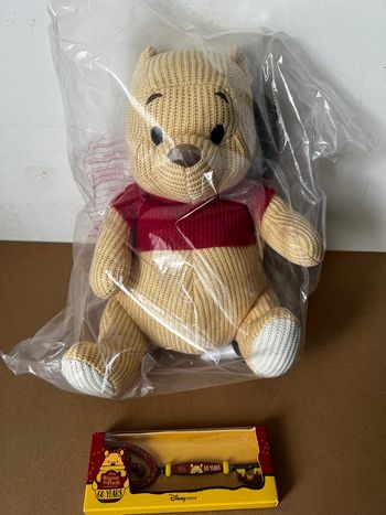 Peluche Winnie l’Ourson en Tricot + Clé 60e Anniversaire de Winnie l’Ourson