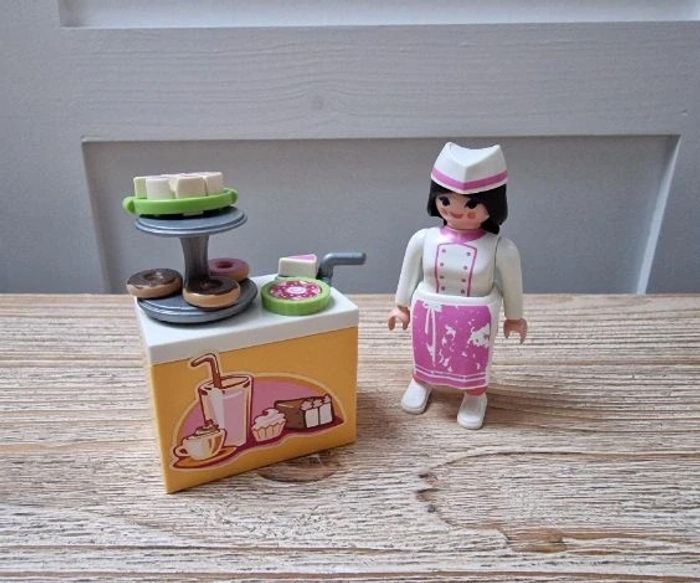 9097 Pâtissière avec gateaux Playmobil