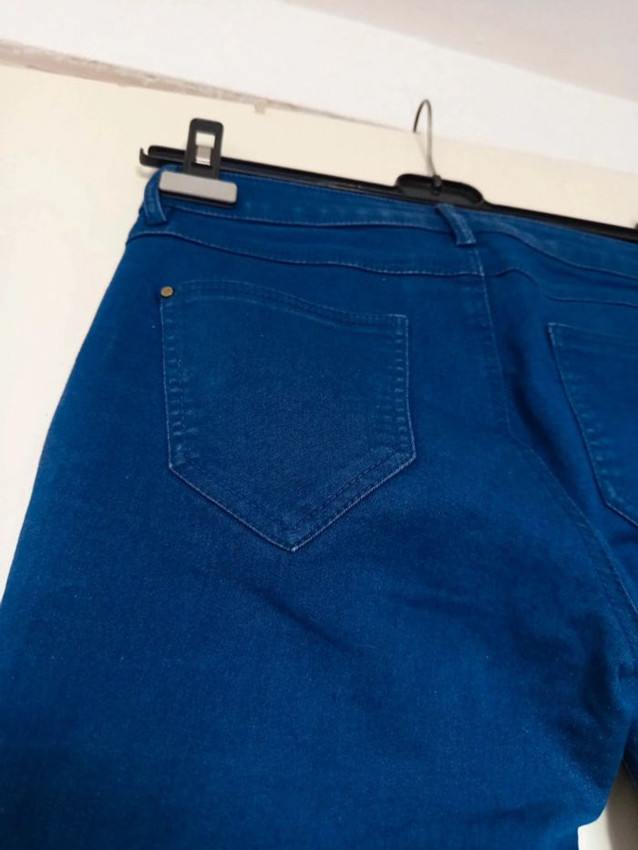 Jean bleu Zara basic en taille M avec trois petites tirettes pour une touche original - photo numéro 11