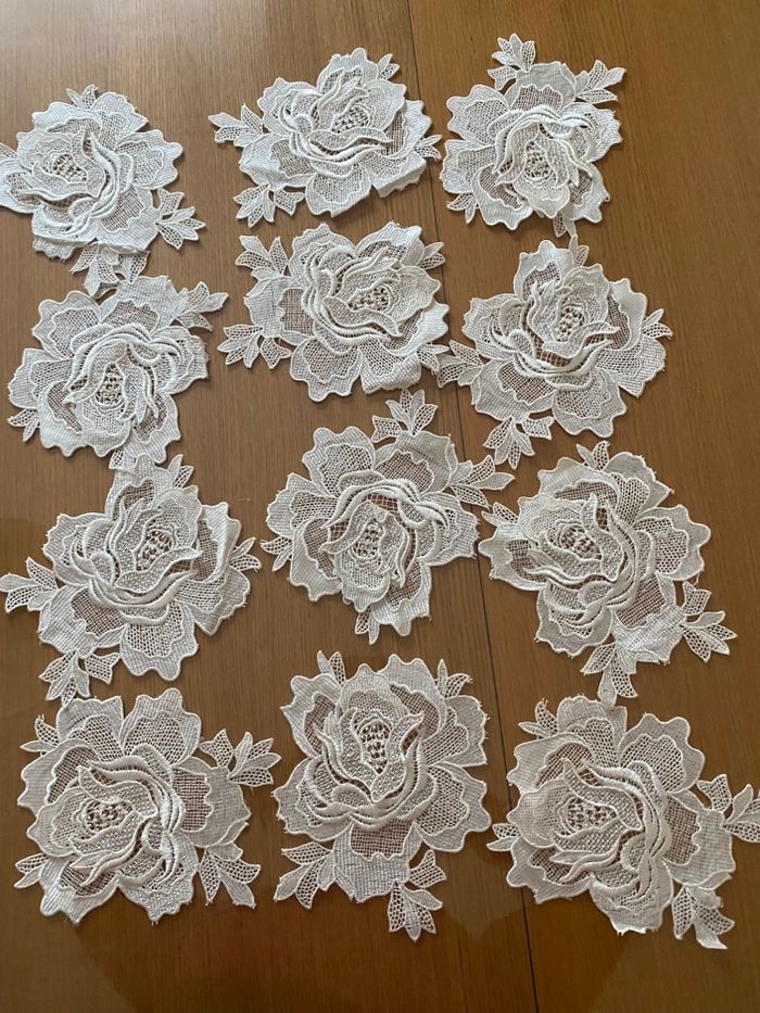 Lot de 12 appliques fleurs en dentelles guipure blanc - photo numéro 2